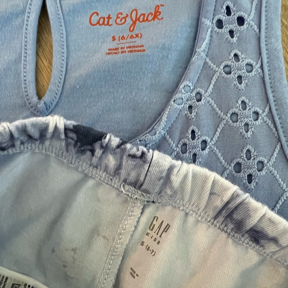 Girls size small outfits - Picture 3 of 3
